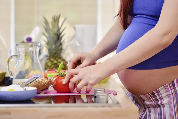 Mujer embarazada cocinando