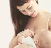 Madre amamantando a su bebé