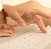 Madres de un padre con las manos de su hijo sobre un teclado