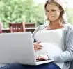 Mujer embarazada mirando una laptop