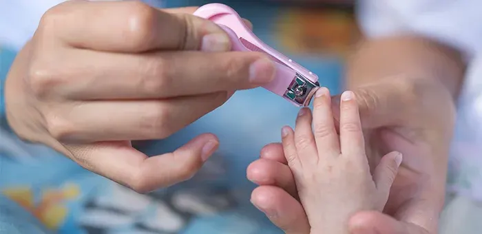 Cómo cortarles las uñas a los bebés