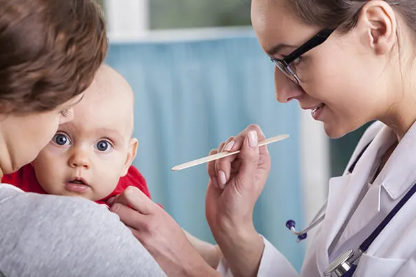 Pediatra examinando un bebé