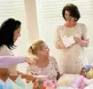 Mujeres reunidas en un baby shower