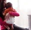 Mujer besando a su hija
