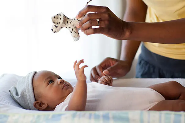 Cuidados para tu bebé Madre jugando con su hijo