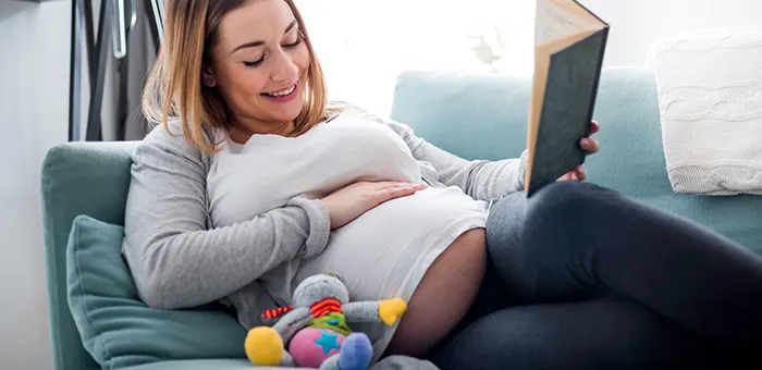 Mujer muestra panza de embarazo