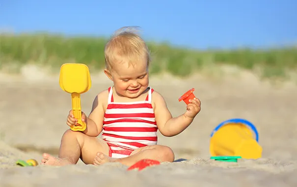 PrimariA Bebé jugando en la playa