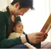 Padre leyendo libro a su hijo