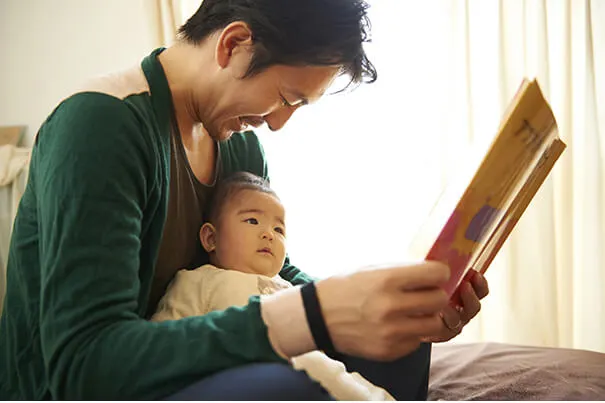 Padre leyendo libro a su hijo