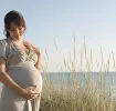 Mujer embarazada en una playa