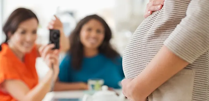 Mujer embarazada en fiesta para elegir el nombre del bebé