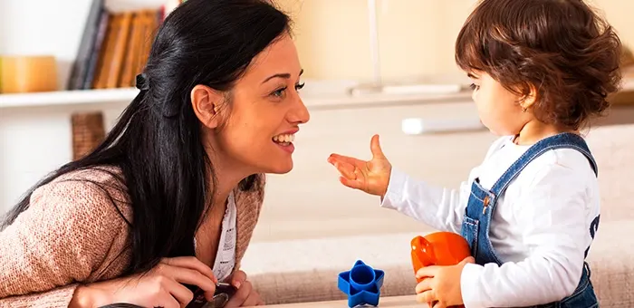 Mamá haciendo juegos de imitación con bebé