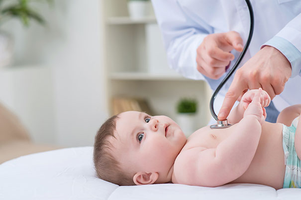 Bebé con síntomas de roséola, durante un examen médico.