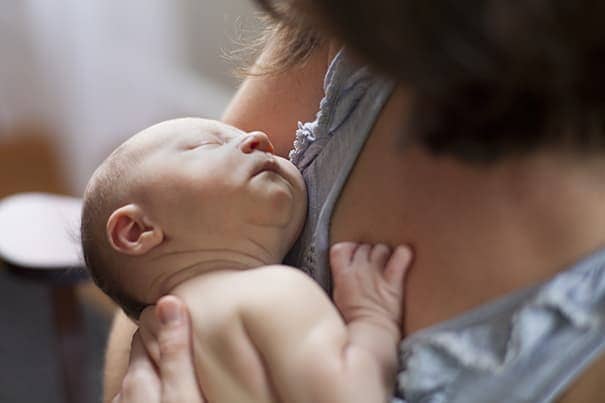¿Cómo amamantar correctamente al bebé?