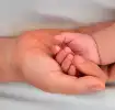 Madre eligiendo el nombre de su bebé