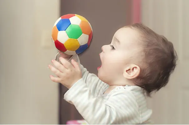 Niños jugando cheap con pelotas