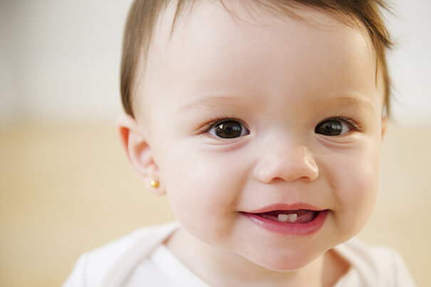 Bebé con sus primeros dientes sonriendo