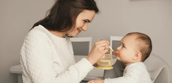 Bebé comiendo deliciosa receta de puré