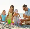 Familia jugando en la playa. Actividades para niños de 2 a 3 años