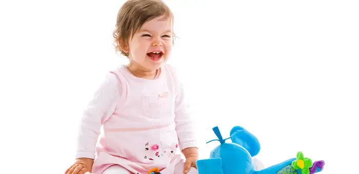 Niña jugando con juguetes para bebés