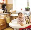 Bebé sentada en su mesa de comida