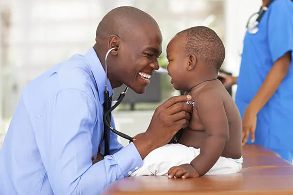 Doctor examinando a un bebé en pañales