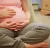 Mujer embarazada sentada em modo zen
