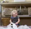 Bebé jugando con papel hijiénico