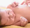 Bebé con cuidados de su cordón umbilical