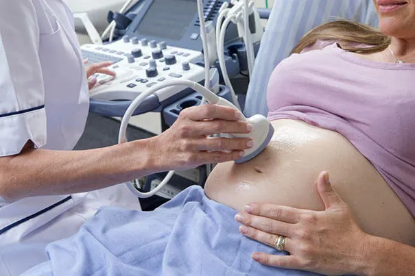 Mujer embarazada en ultrasonido