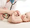 Bebé jugando con un estetoscopio