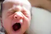 Bebé recién nacido bostezando