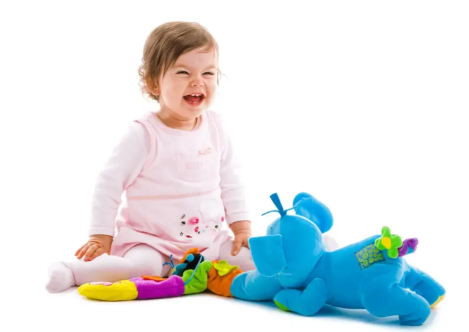 Niña jugando con juguetes para bebés