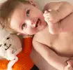 Bebé jugando en la cama