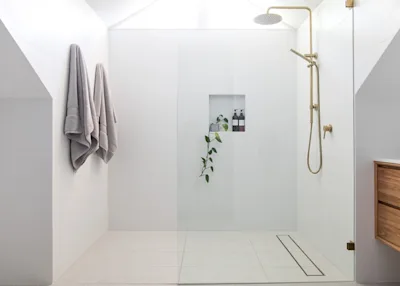 Wet room in alcove