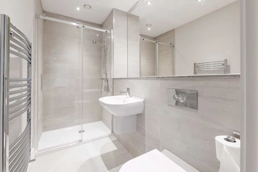 Small bathroom ideas for 2024: Smart and budget ideas