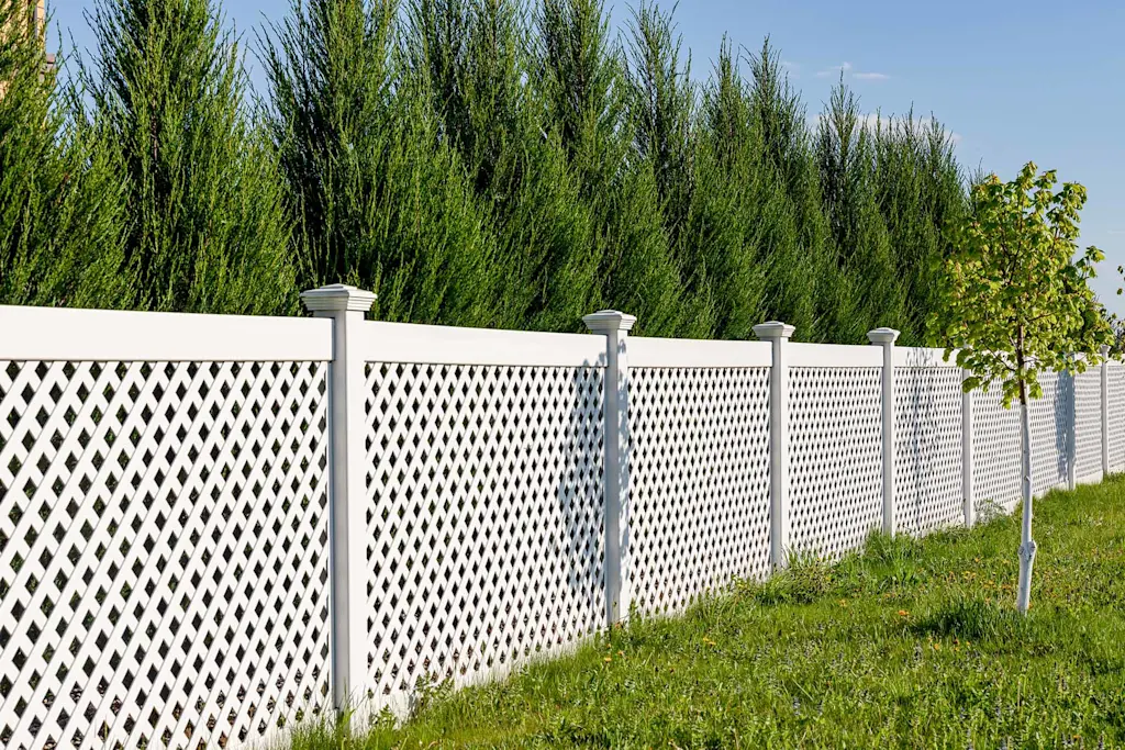 How to cut plastic lattice fencing