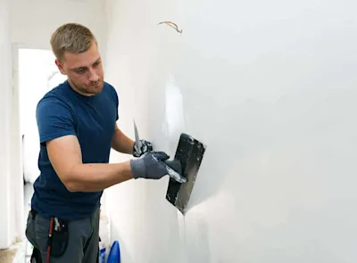 How much does a plasterer earn?