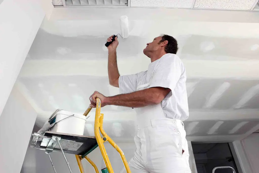 How much does a painter and decorator earn?