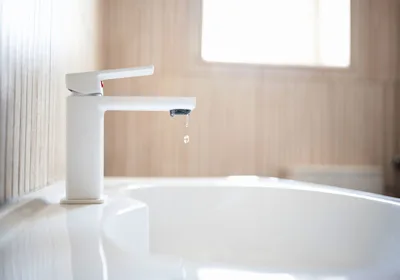 dripping-bathroom-tap-into-bathtub