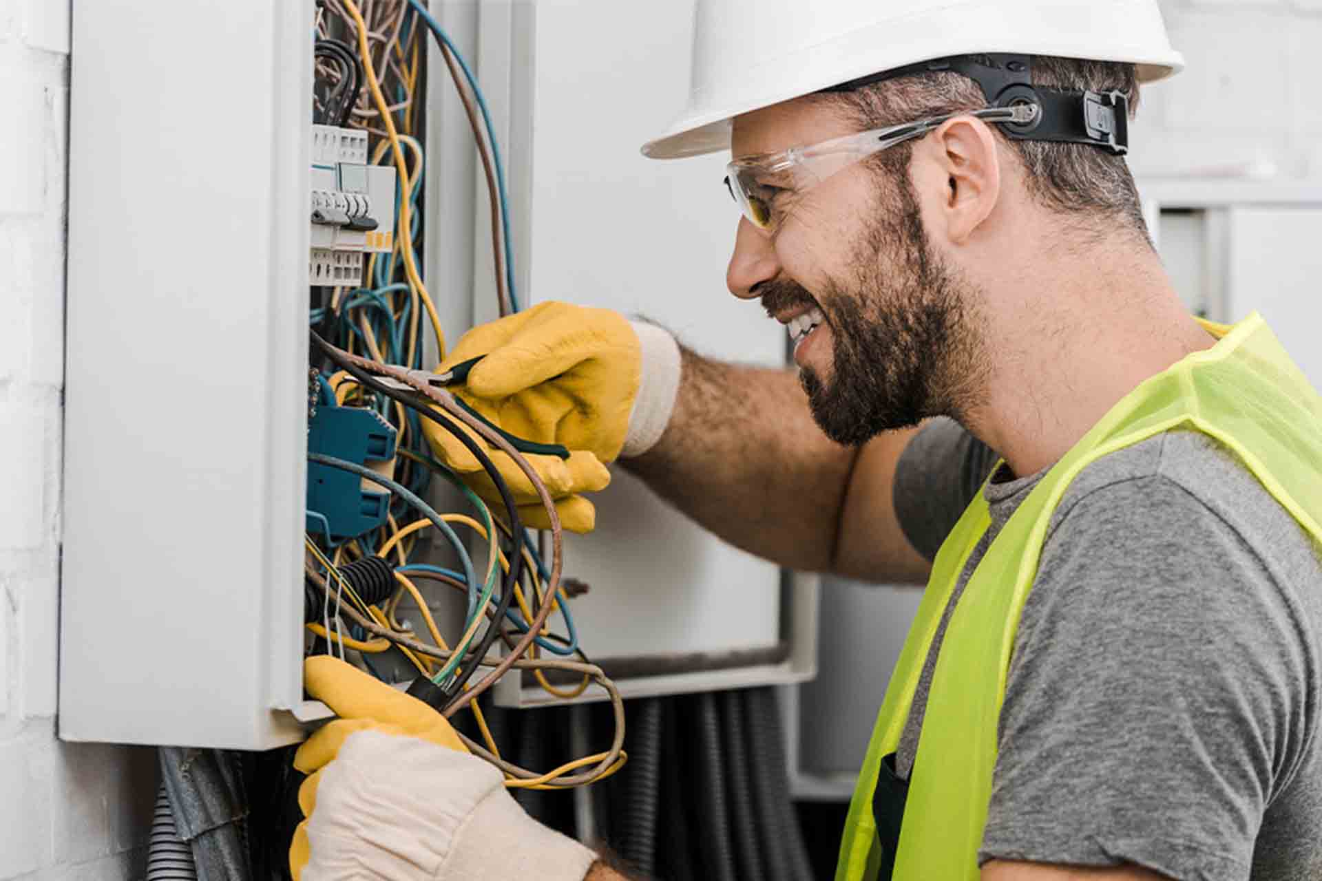 Electrician hourly rate: Cost breakdown 2025