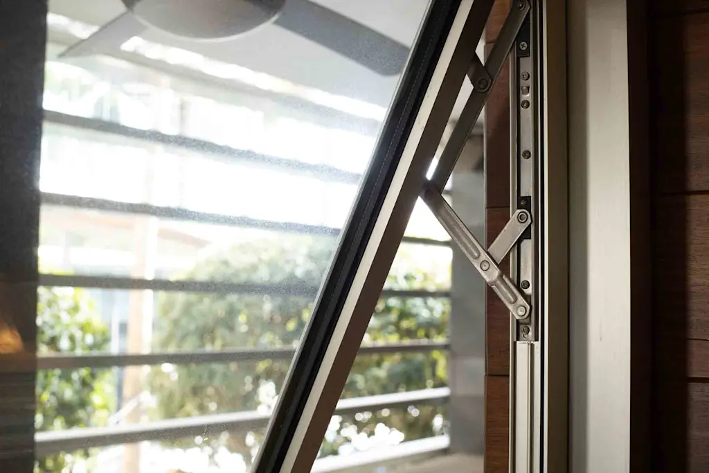 How much does window hinge repair cost?
