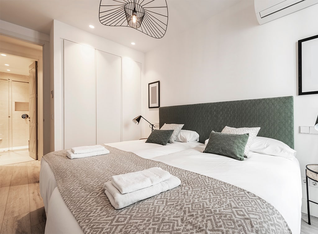 Fitted wardrobes: cost breakdown 2025