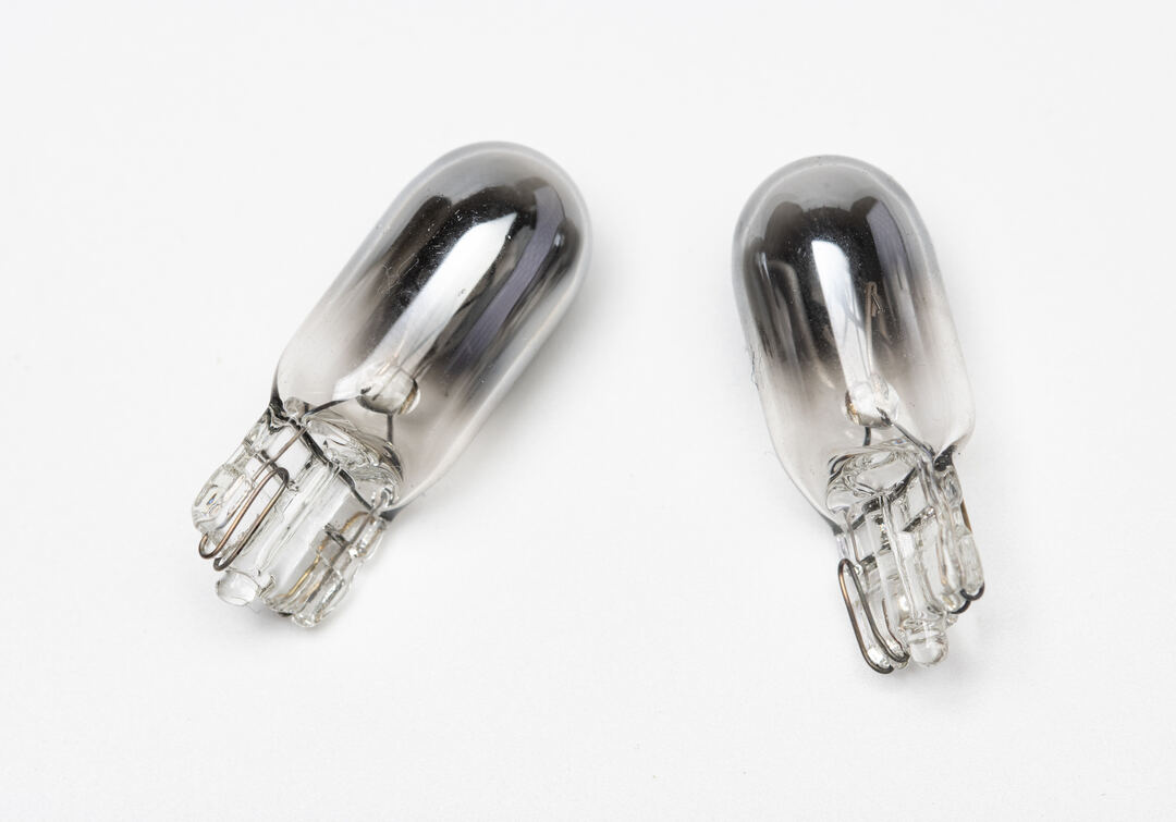How to replace a halogen light bulb with a prong base