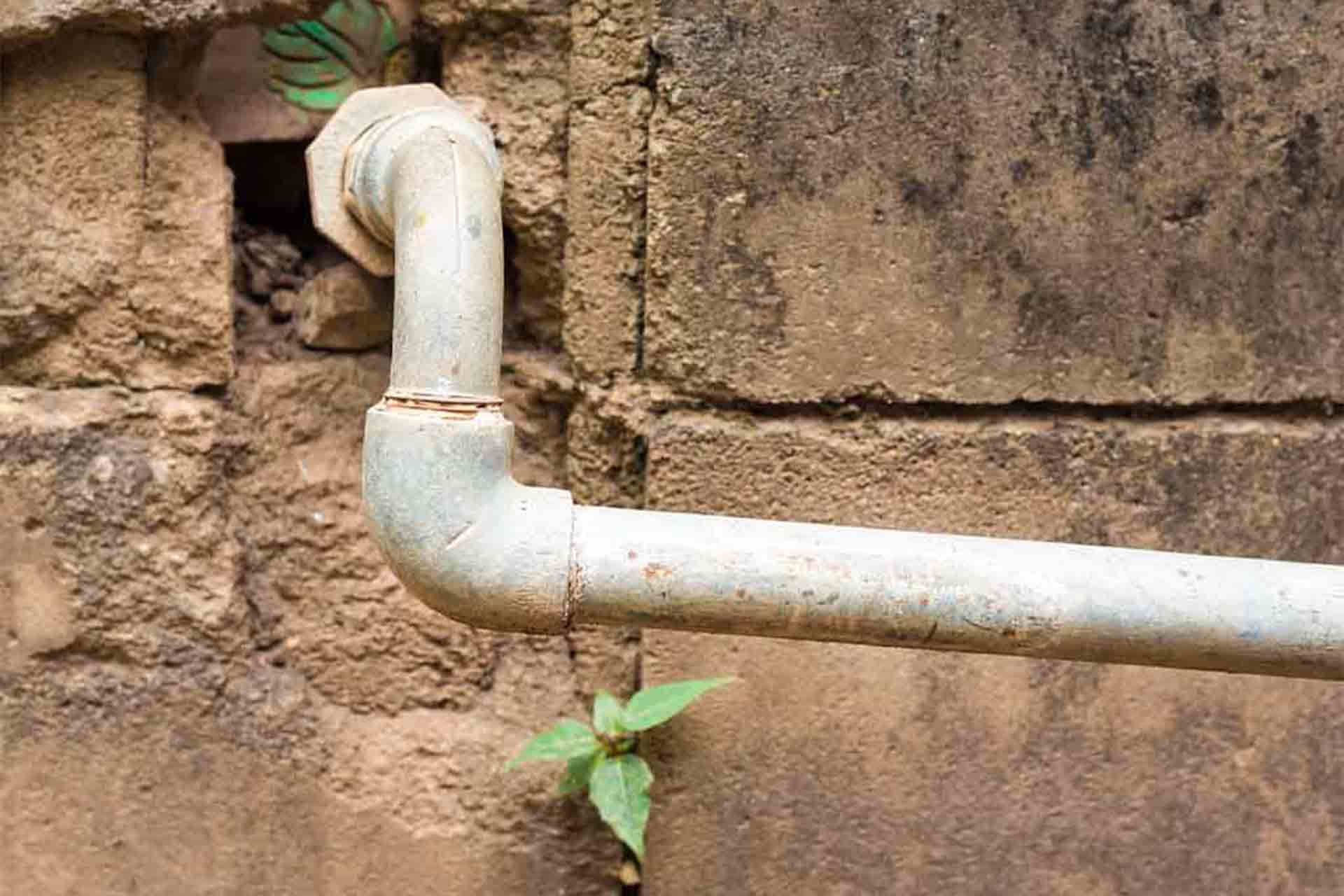 How much does it cost to repair a leaking water pipe?