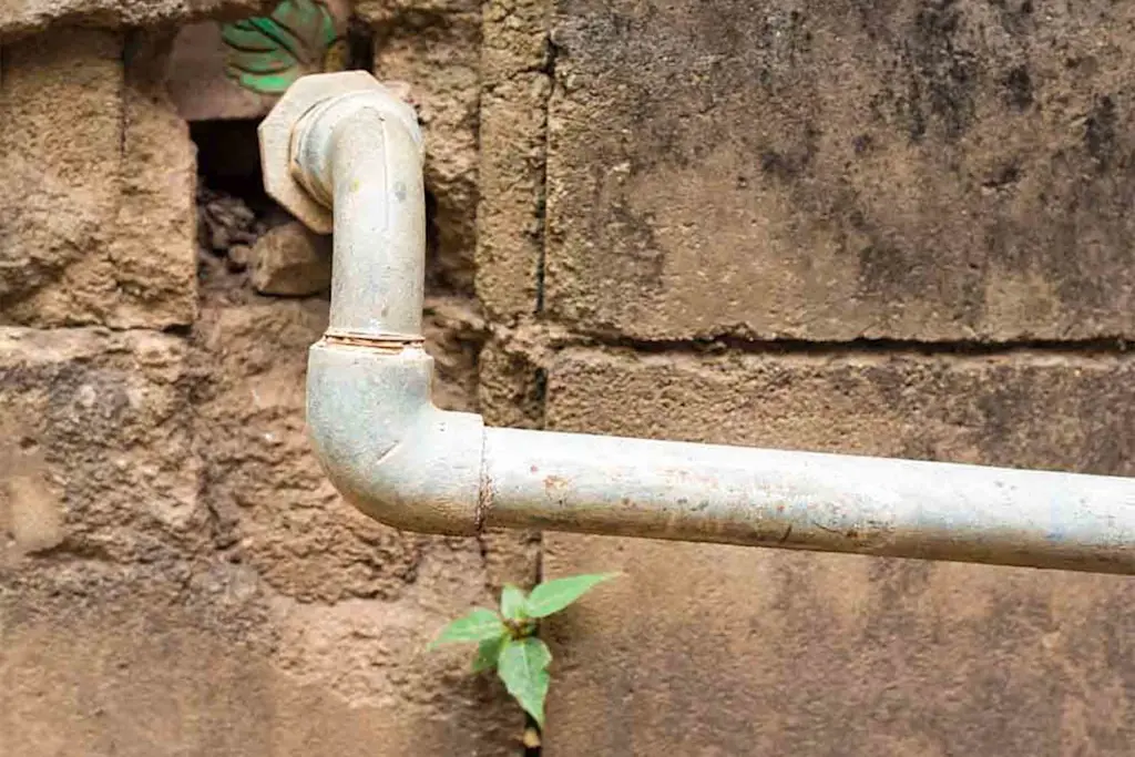 How much does it cost to repair a leaking water pipe?