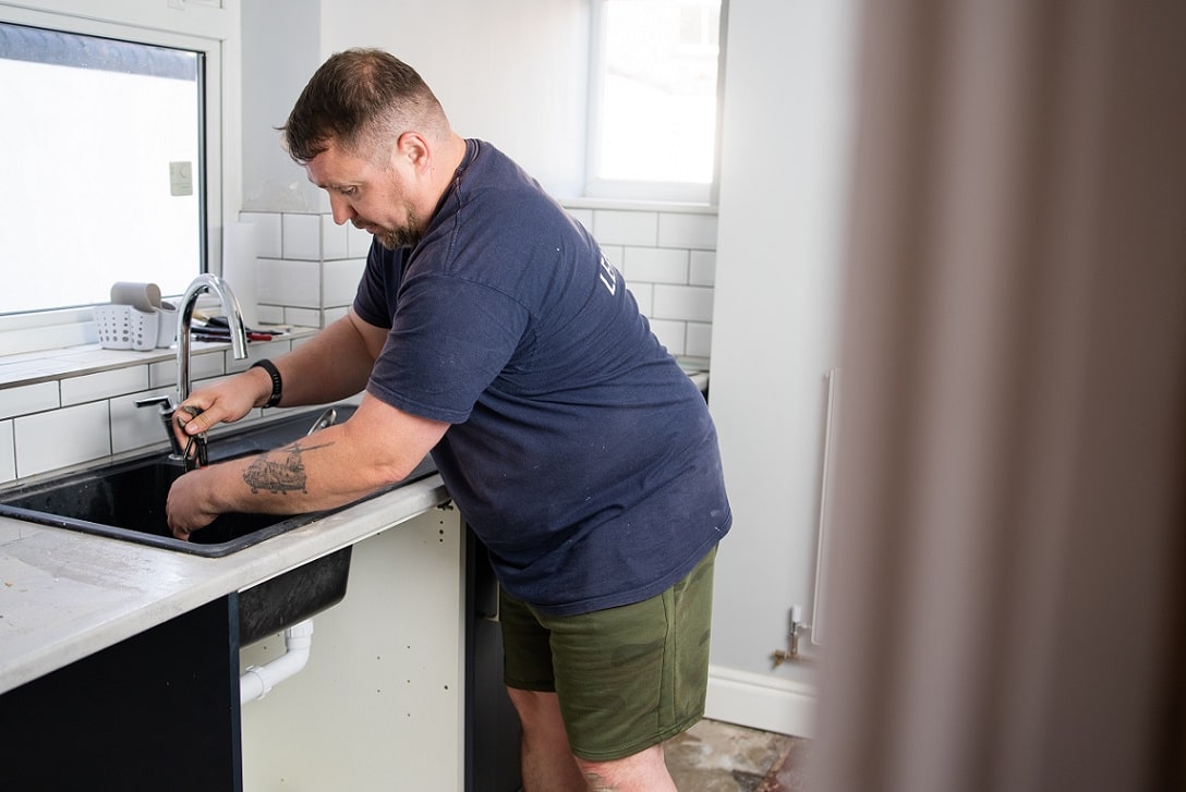 How much is the average plumber salary in the UK?