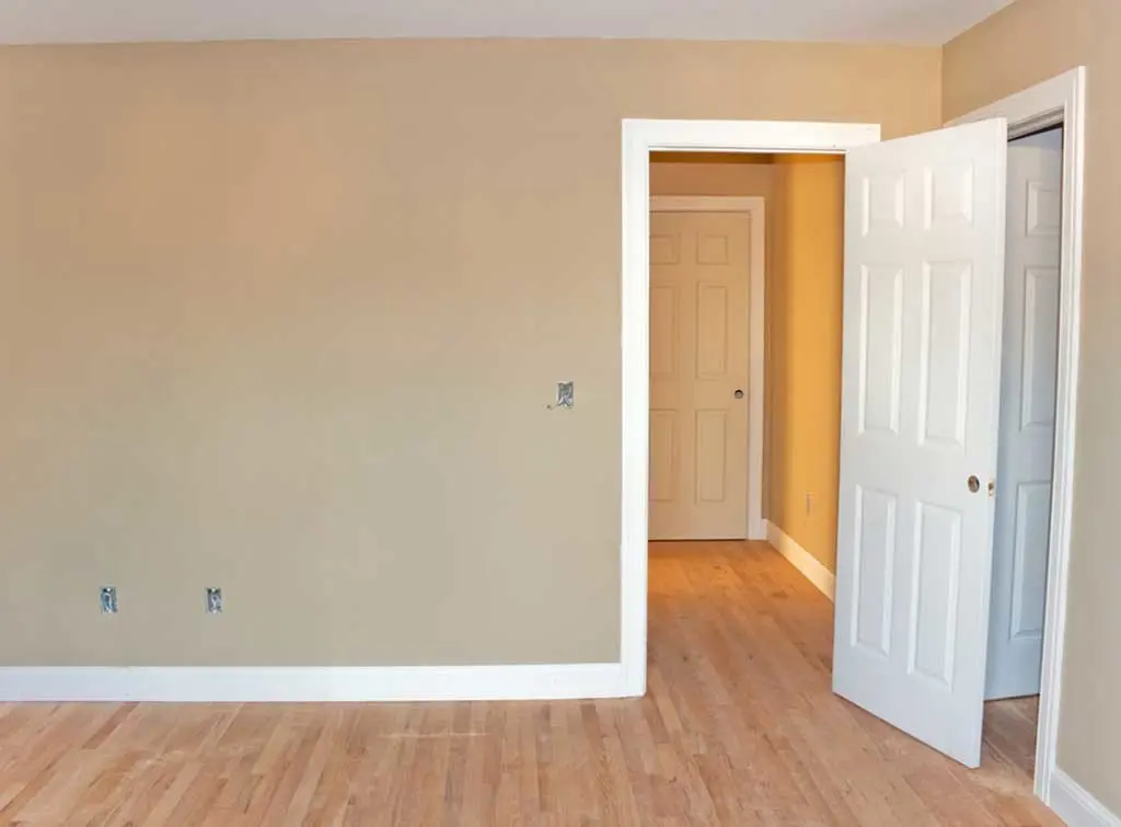 What is the minimum internal door width in the UK?
