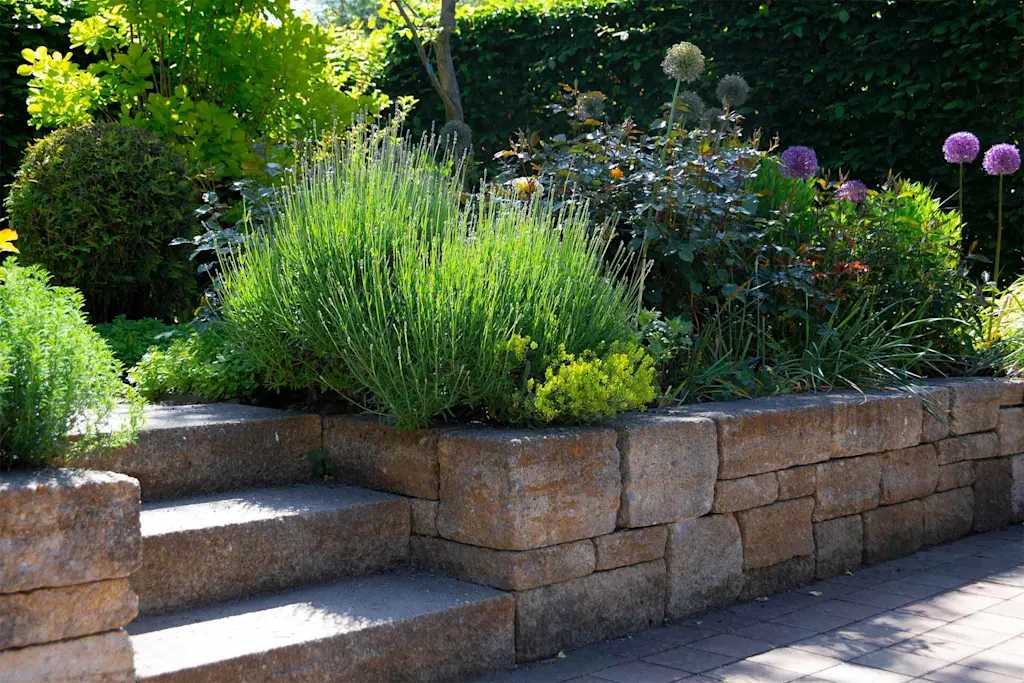 Building an interlocking retaining wall
