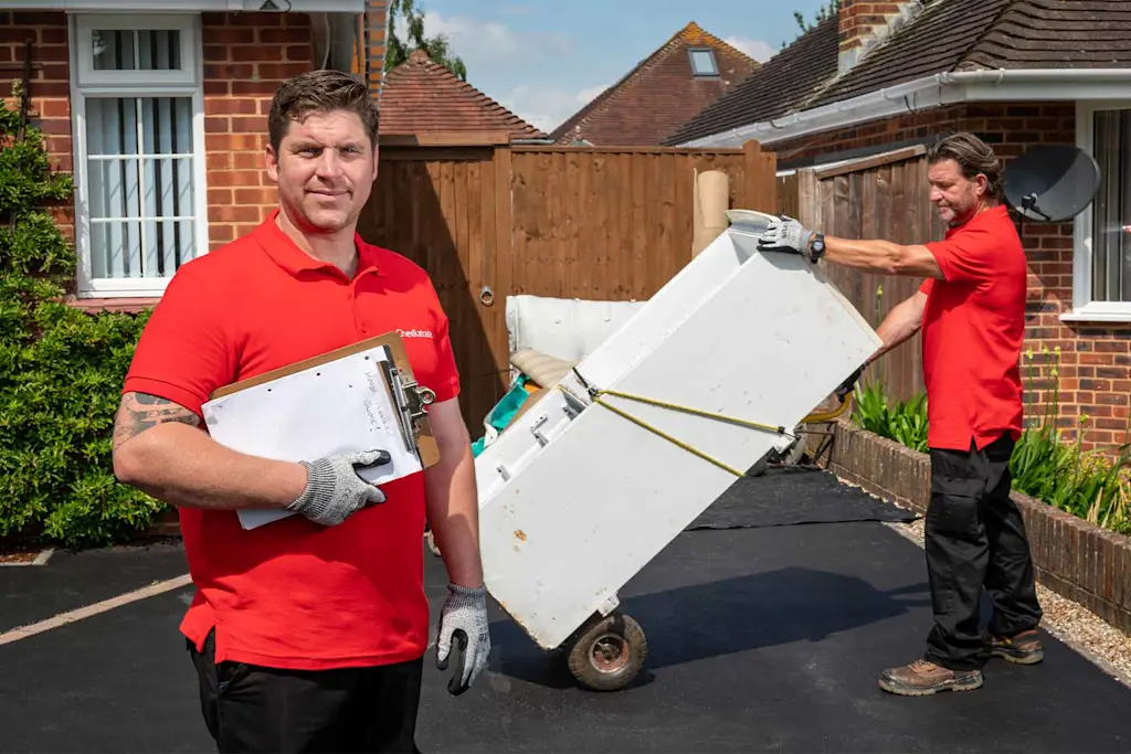 How much do waste clearance experts earn?